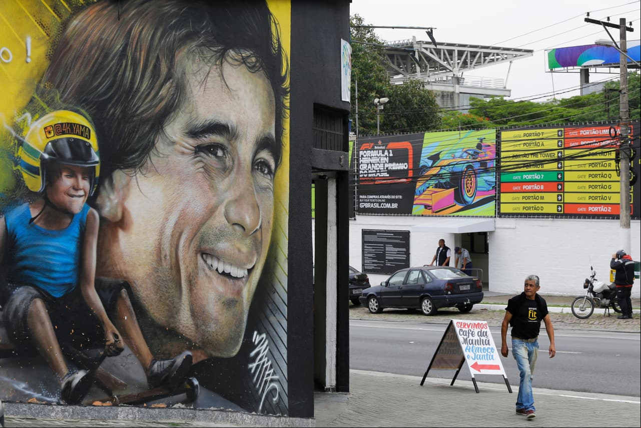 El Autódromo de Interlagos celebra sus 80 años con un mural gigante de Ayrton Senna.