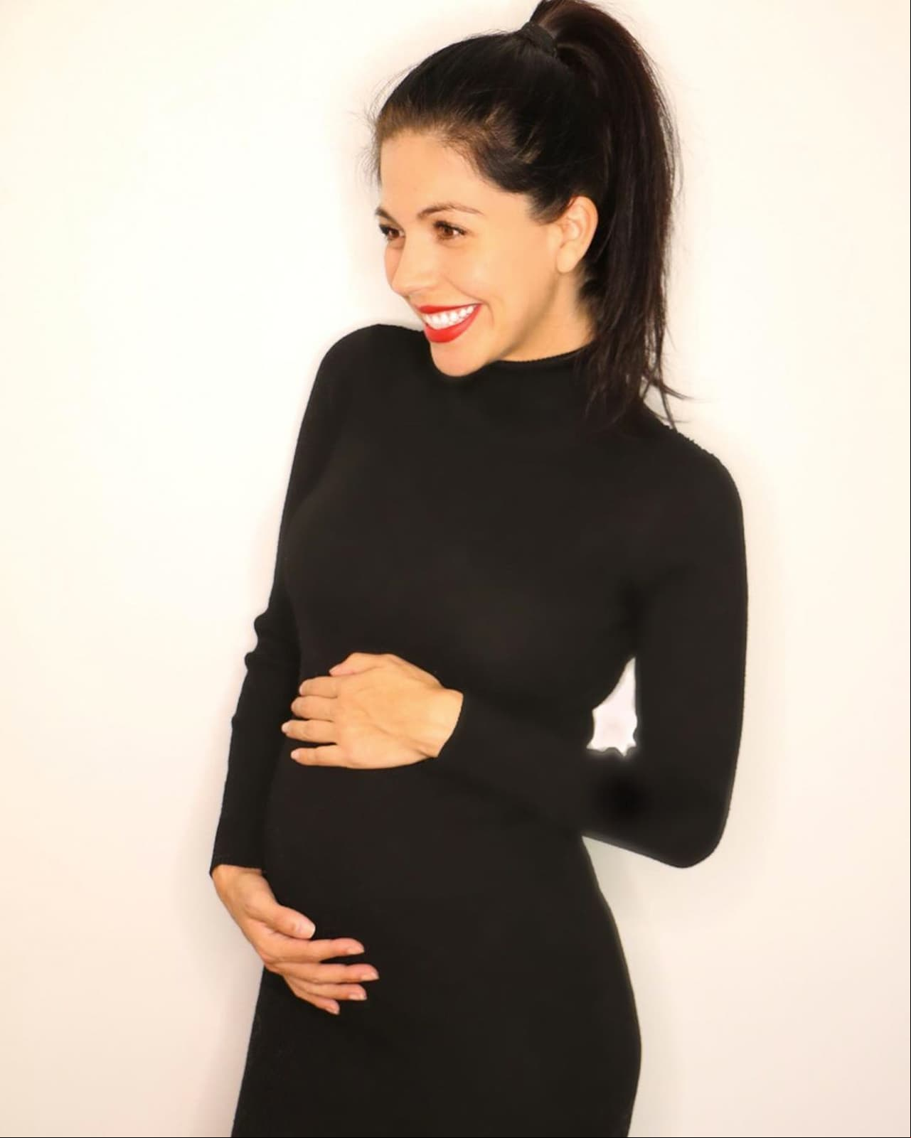 África Zavala posa en emotiva sesión de fotos con su pancita de embarazo y comparte tierno mensaje