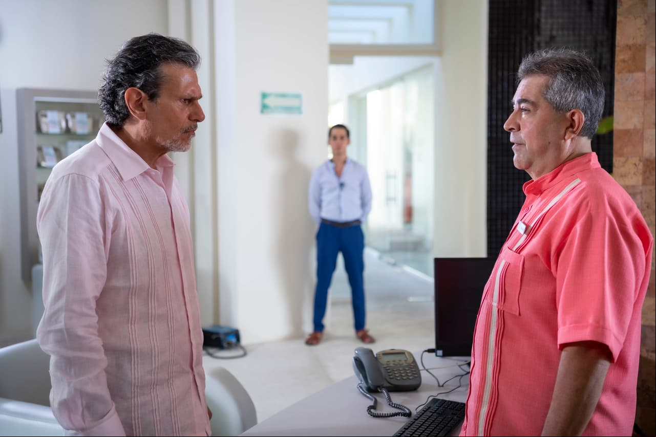 Afortunadamente, 'Olmo' llega y, al percatarse de lo que está ocurriendo, despide al empleado.