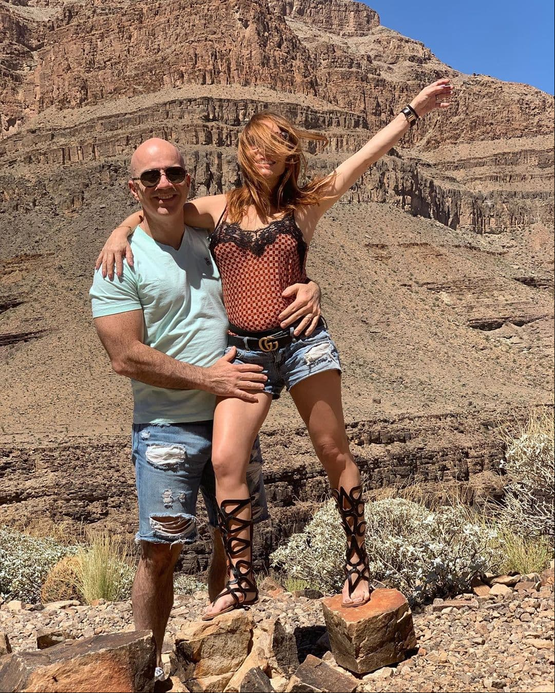 Erika Zaba y su esposo, el empresario Francisco Oliveros, visitaron hace unos días El Gran Cañón, ubicado en el norte de Arizona, Estados Unidos, lugar en el que la cantante dejó ver su abultado vientre.