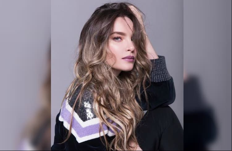Belinda posa para sus seguidores en sexy lencería
