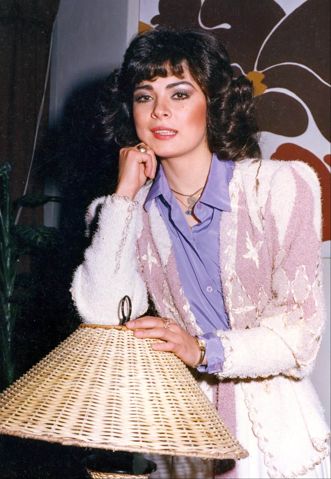 La mamá de José Eduardo Derbez deslumbró con su icónica melena en telenovelas como: ‘La fiera’, ‘Simplemente María’, ‘Vivo por Elena’, ‘Abrázame muy fuerte’, ‘La madrastra’, ‘Victoria’, ‘Corona de lágrimas’, ‘La malquerida’, entre otras.