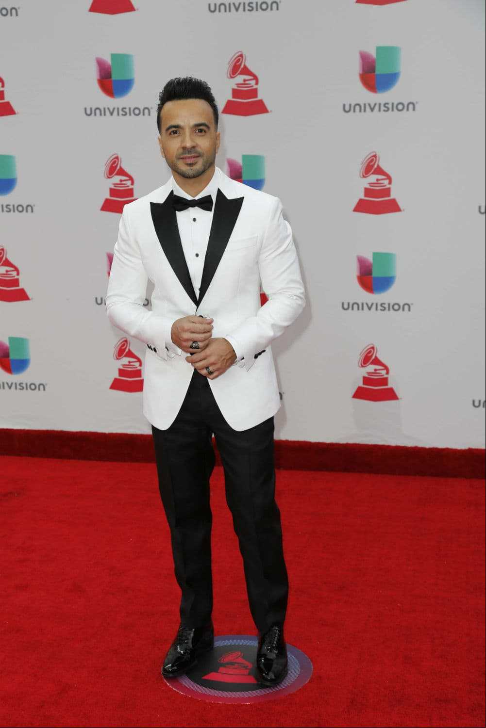Luis Fonsi sin duda alguna fue uno de los mejores vestidos de la premiación, al lucir un smoking blanco con negro, que lo hacía lucir muy guapo.
