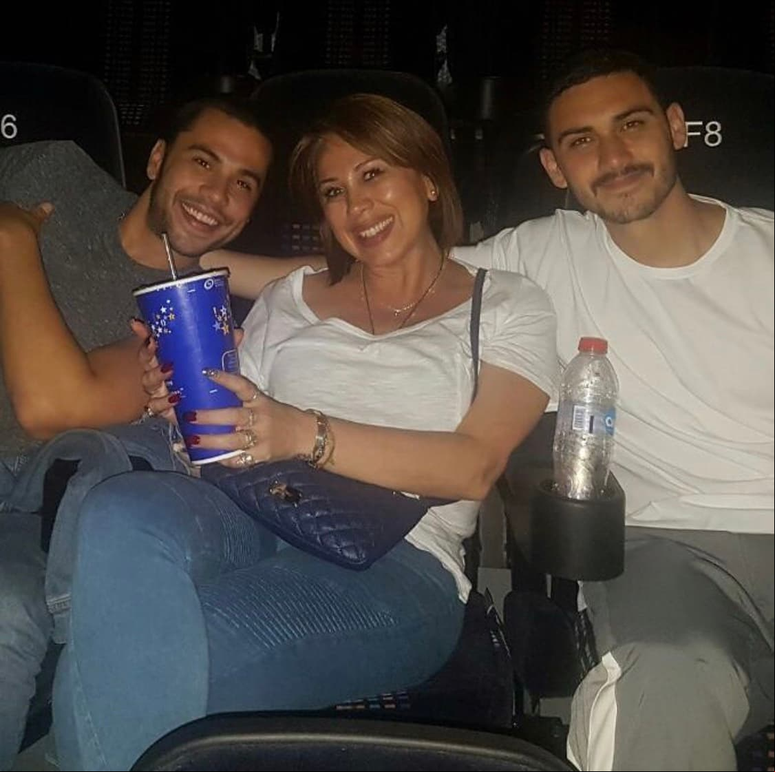 En cuanto a su vida personal, Carlos suele mostrar imágenes en compañía con su hermano y con su mamá, con quienes tiene una estrecha relación.