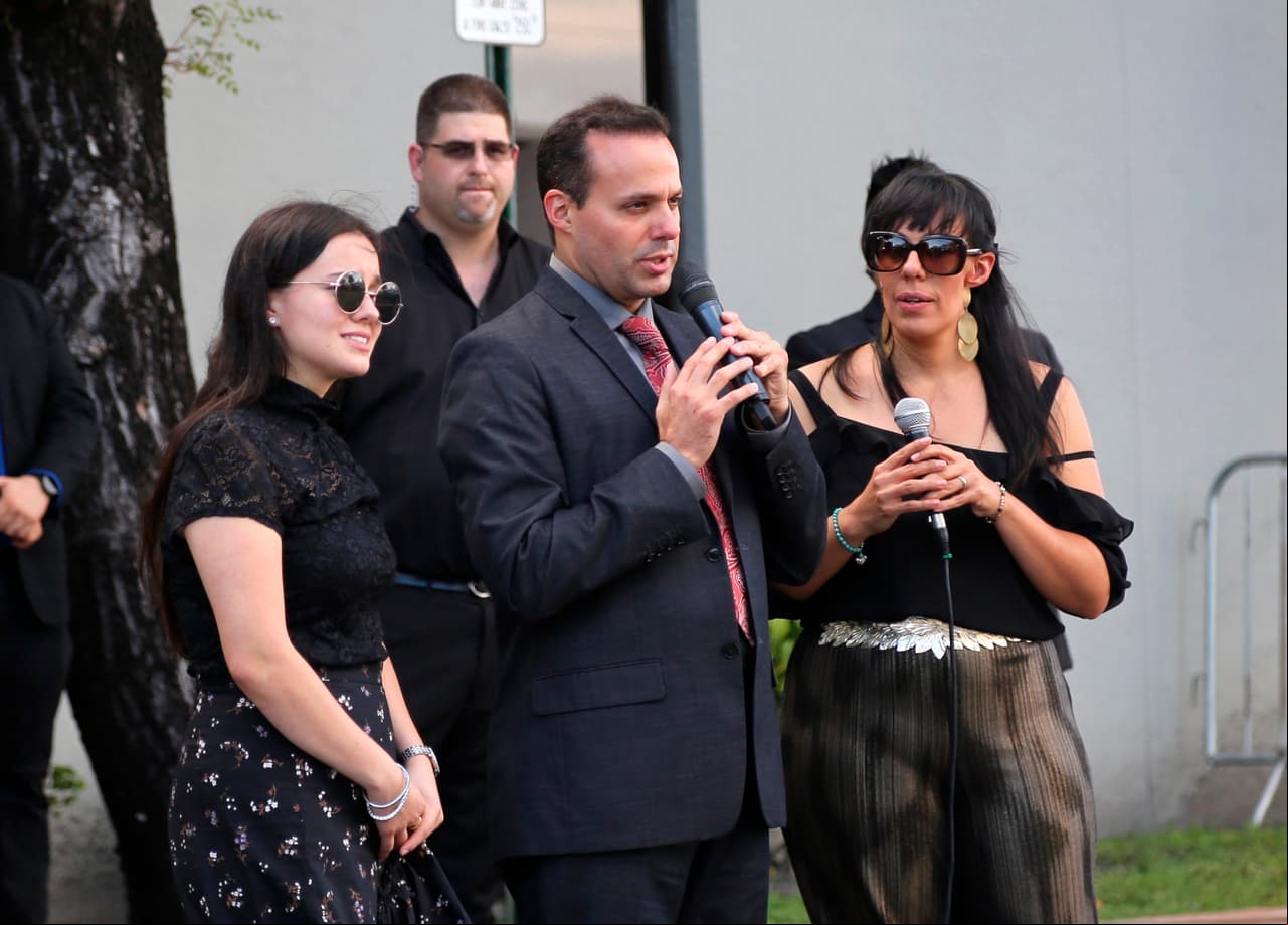 José José falleció el 28 de septiembre y de inmediato comenzaron los conflictos con sus hijos. Después de que Sarita hablara con sus hermanos para decirles la triste noticia, Marysol y José Joel acudieron a Miami, expresando a la prensa que no sabían dónde estaba el cuerpo de su padre. Después de la intervención de las autoridades, finalmente el cantante fue velado y tuvo dos homenajes.