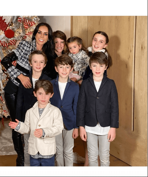 Inés Goméz Mont “Esto sin duda es lo mejor de mi 2020 ❤️ Feliz Año Nuevo 🎈Puras bendiciones para cada una de ustedes y sus familias 🙏. Bienvenido 2️⃣0️⃣2️⃣1️⃣💫⭐️🌟”, escribió la conductora donde está con todos sus hijos.
