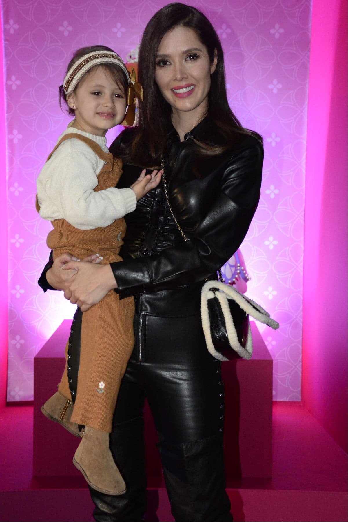 La actriz y su hija desfilaron por una alfombra roja con un look muy invernal.