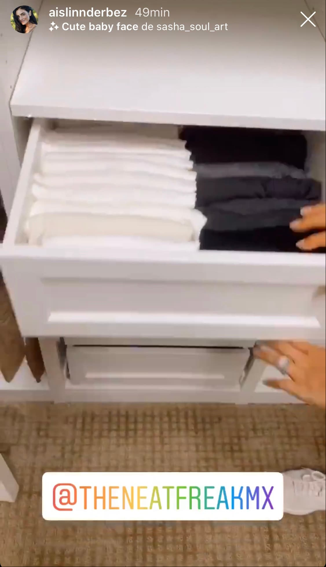 En la misma línea, las playeras y bodies en tonos neutro ahora descansan en una gaveta diferente.