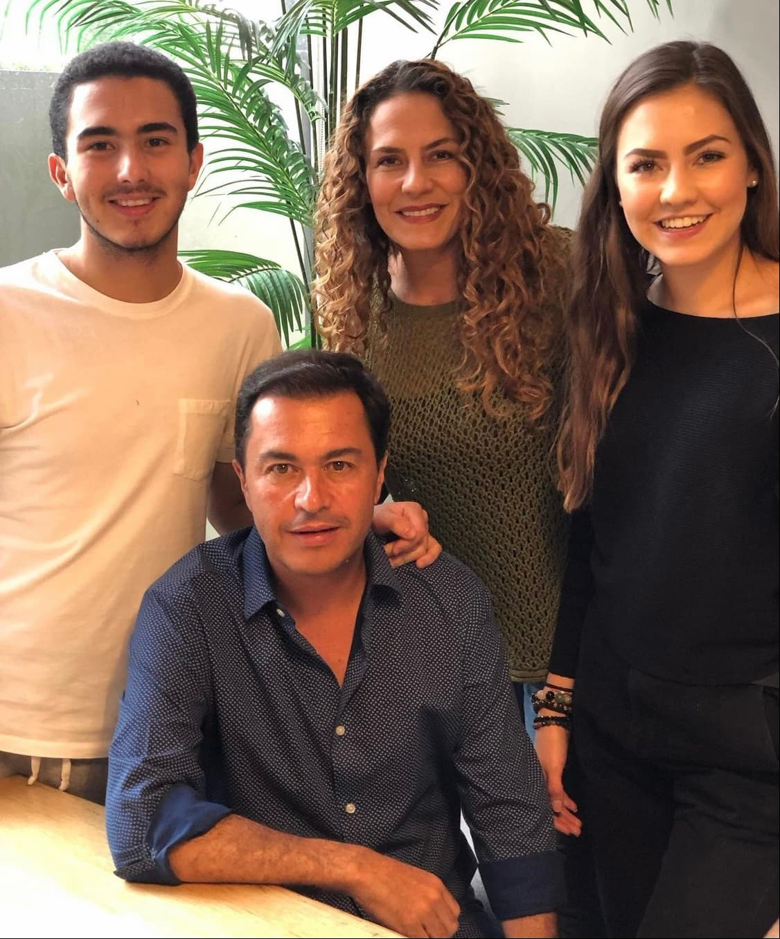 Sobre su faceta familiar, Antonio, al igual que Lucero, también es padre de dos hijos: un hombre y una mujer.