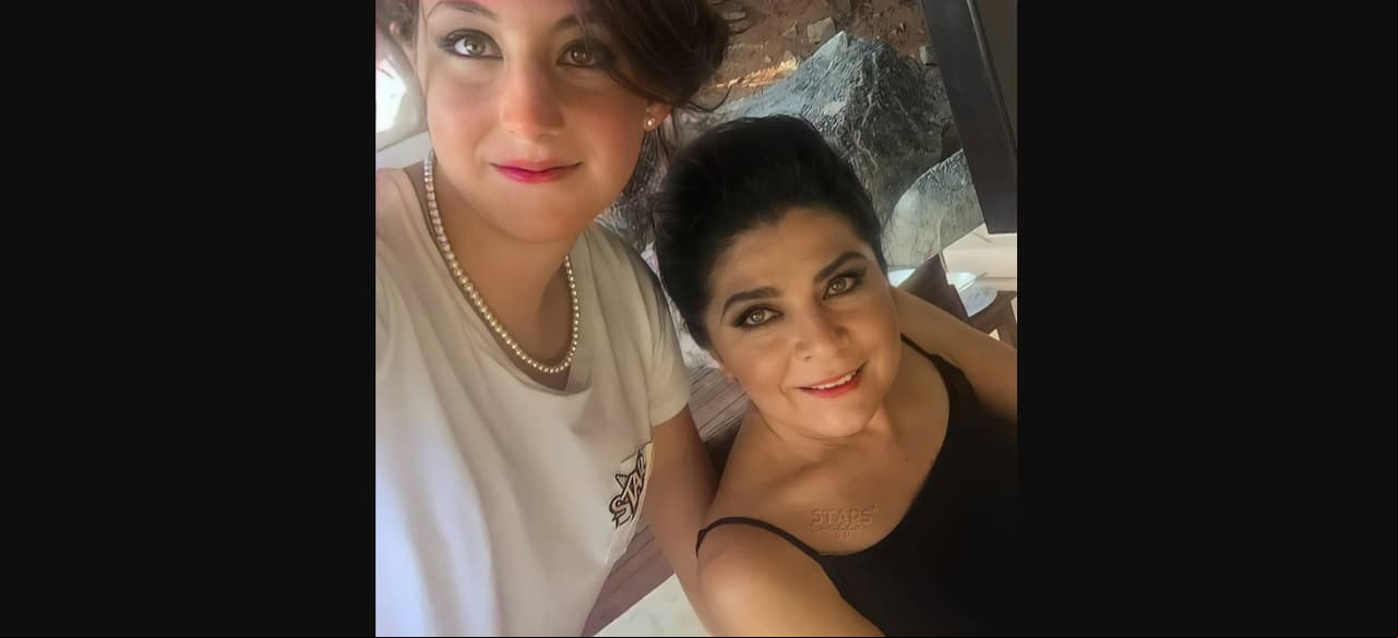 “Ya tiene novia mi hijo Anuar y ya tiene novio mi hija Vicky”, señaló la actriz, quien no dio más detalles del novio de su hija, quien también se volvió viral en redes sociales por su majestuosa fiesta de XV años, donde José Eduardo fue chambelán.
