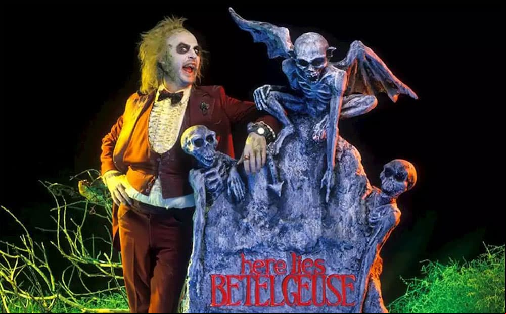 'Beetlejuice'. Esta cinta de Tim Burton narra la historia de “Adam” y “Bárbara”, una pareja que muere en un accidente automovilístico, quienes regresan como fantasmas y desean alejar de su propiedad a la familia Deetz, por lo que piden la ayuda de ‘Beetlejuice’.