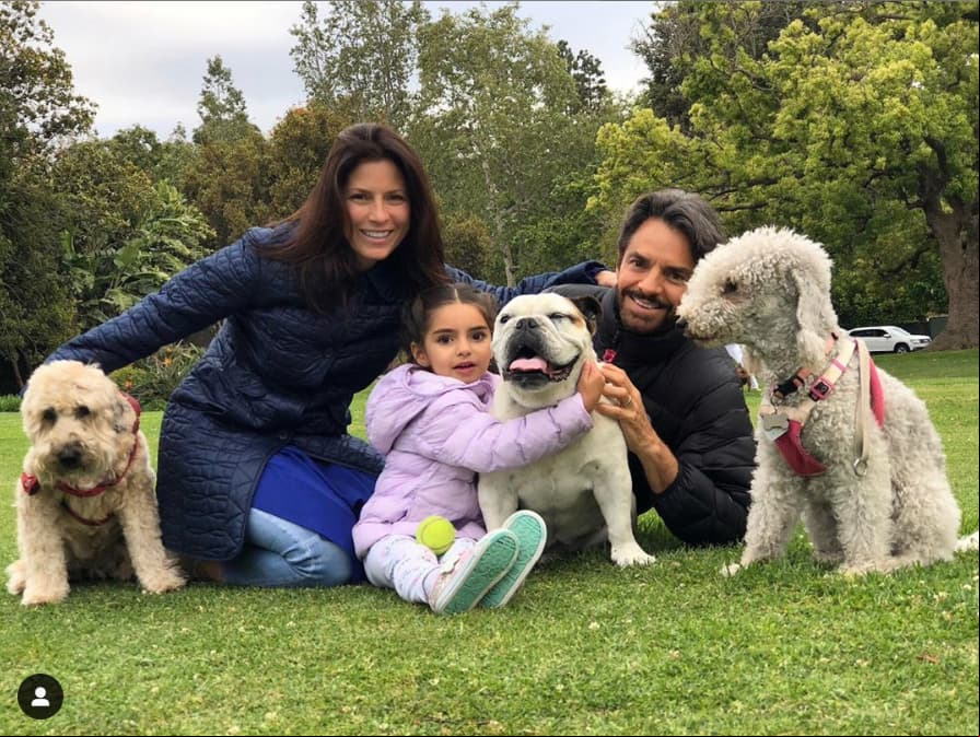 Alessandra y Eugenio le han inculcado a su hija el amor por los animales, teniendo la oportunidad de convivir con Fiona, su perrita con la que posa en la foto.