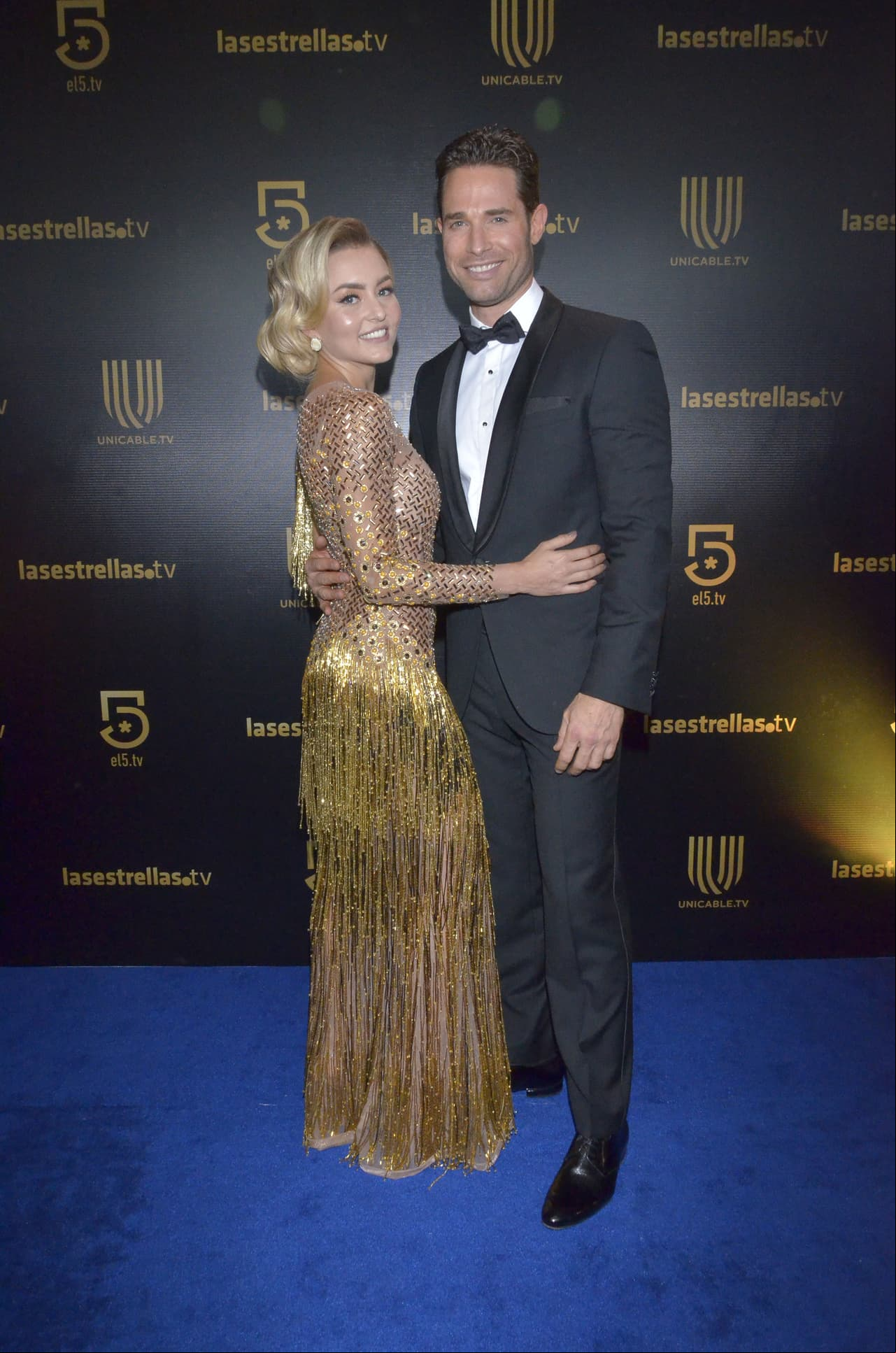 Angelique Boyer, nominada por 'Amar a Muerte' y quien se llevó el premio a 'Mejor Actriz', usó un vestido de la marca mexicana Victor y Jesse de flecos y profunda transprencia en el escote.