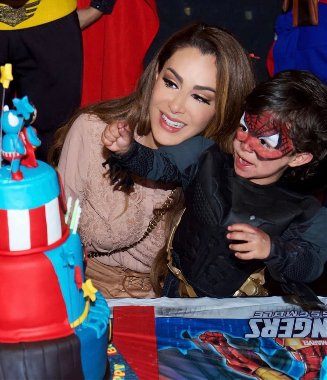 A la par de ser una de las estrellas más importantes en México, Ninel Conde es madre de dos hijos: Sofía Telch, de 23 años, fruto de su matrimonio con el actor Ari Telch, y Emmanuel Medina, de cinco años, quien nació de la relación amorosa que tuvo con el empresario Giovanni Medina, entre 2013 y 2020. A continuación, te presentamos a su hijo menor.