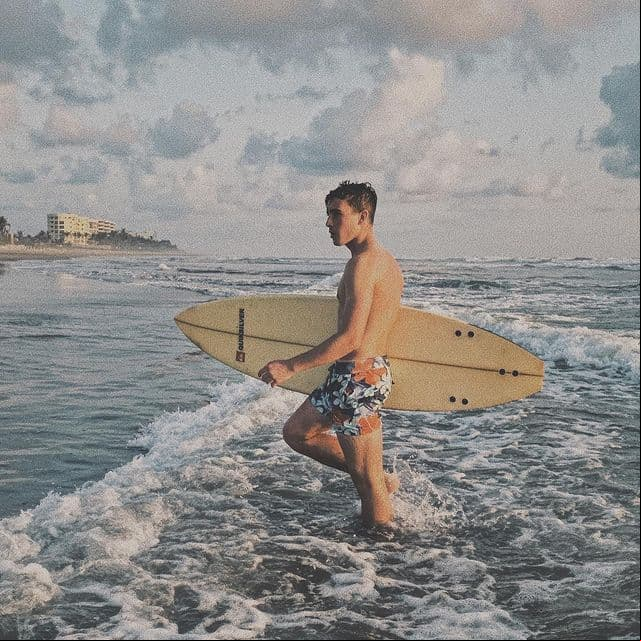 Cuando va a la playa, Nico también tiene muestra su talento para el surf.