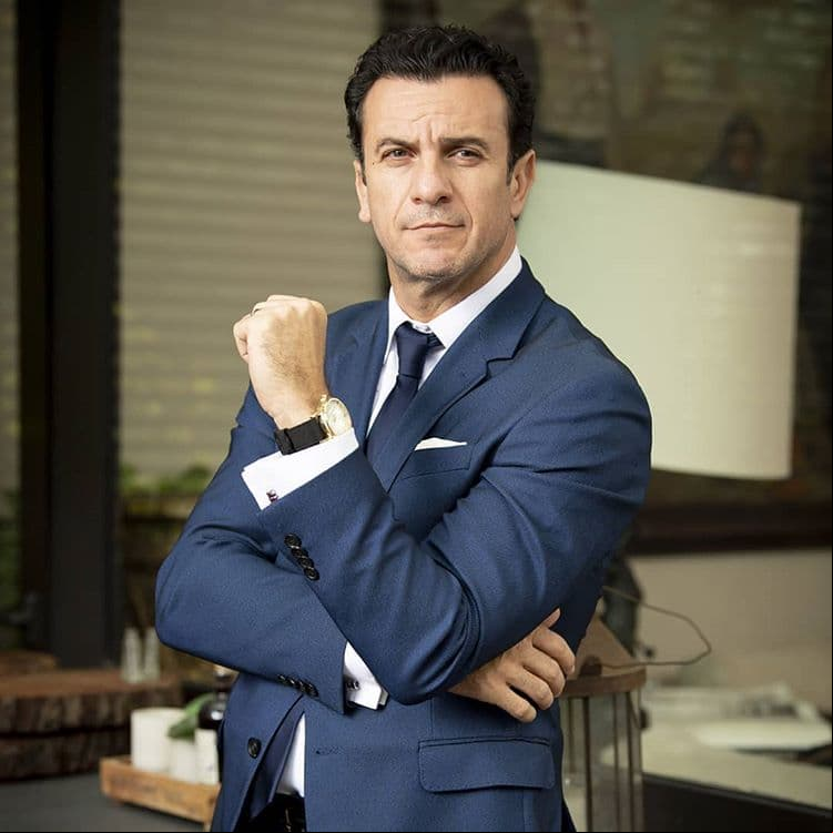 Alejandro Ávila encarna a ‘Howard Toledo’. El actor conquistó al público recientemente en las telenovelas ‘Como tú no hay 2’ y ‘Vencer el miedo’.