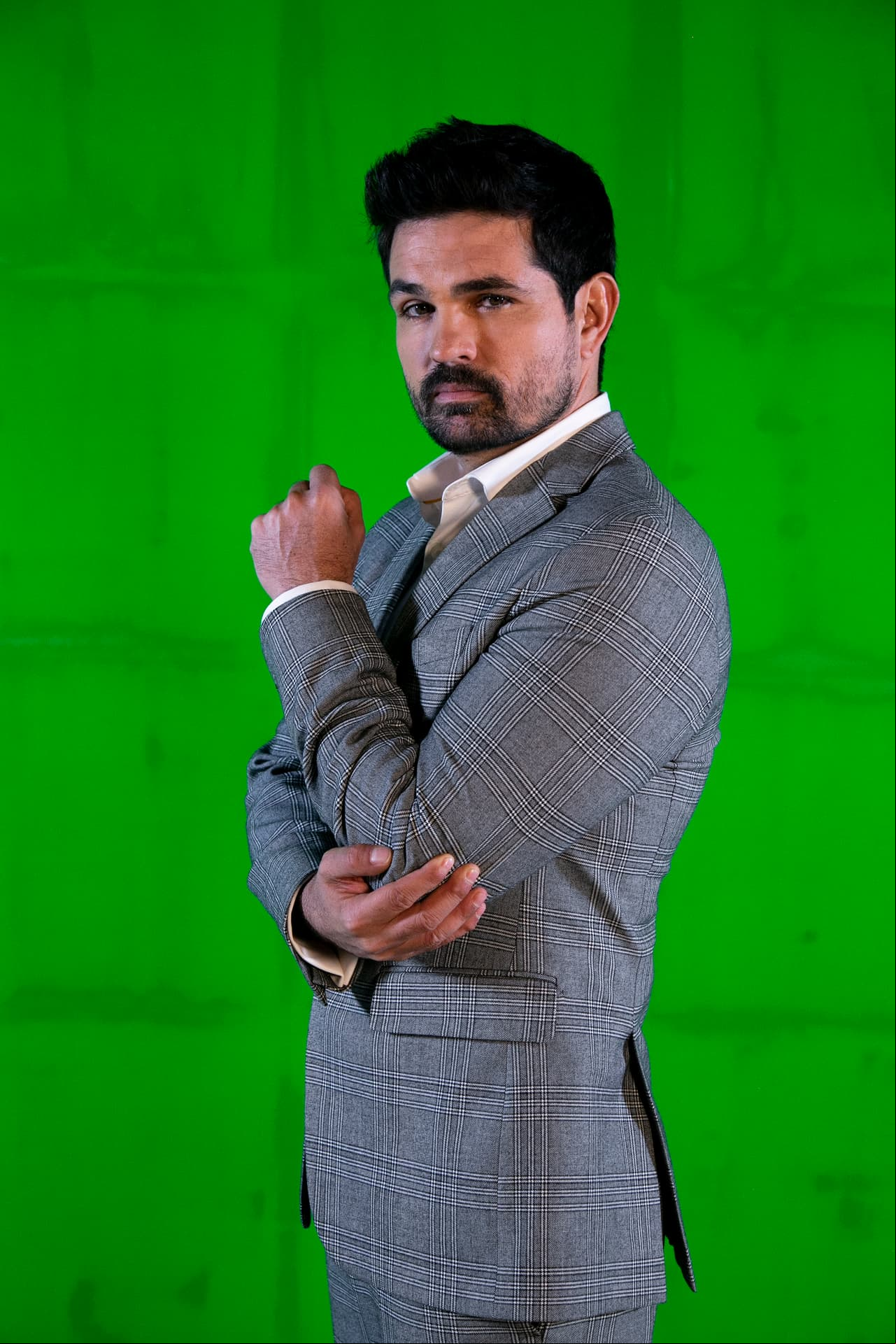 Ferdinando Valencia regresa a las telenovelas para dar vida a "Damián", un hombre competitivo por naturaleza. Tiene la gran habilidad de envolver a la gente y conseguir que hagan lo que a él le conviene.