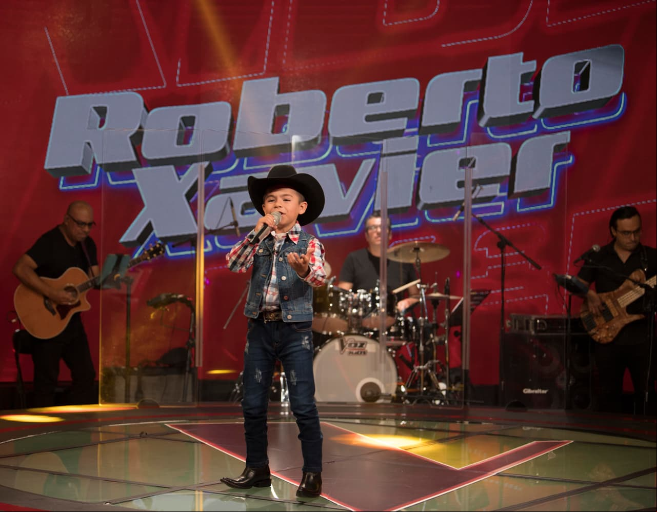 Robertito impresionó a los cocahes con su afinada interpretación. Carlos inclusive lo propuso como futuro vocalista de la Banda El Recodo de Don Cruz Lizárraga.