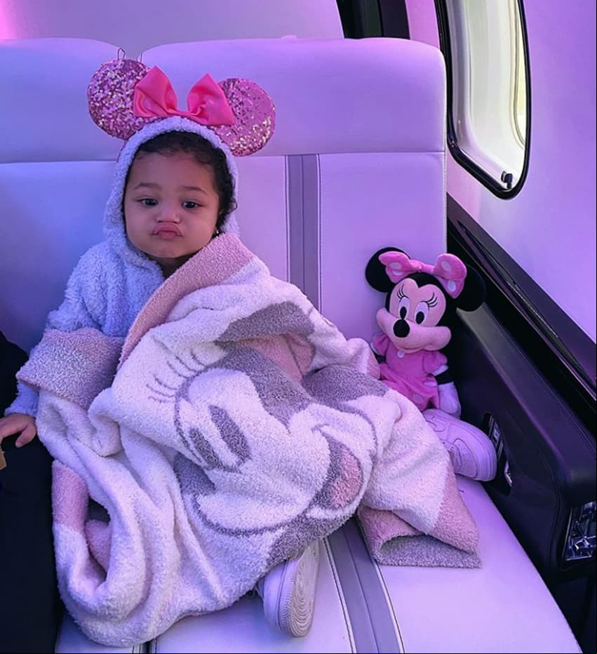 Previo a esta fiesta, Kylie organizó una salida a Disney la semana pasada, a la que acudieron algunos integrantes de su familia como Kris Jenner, Kourtney Kardashian y su expareja Travis Scott.