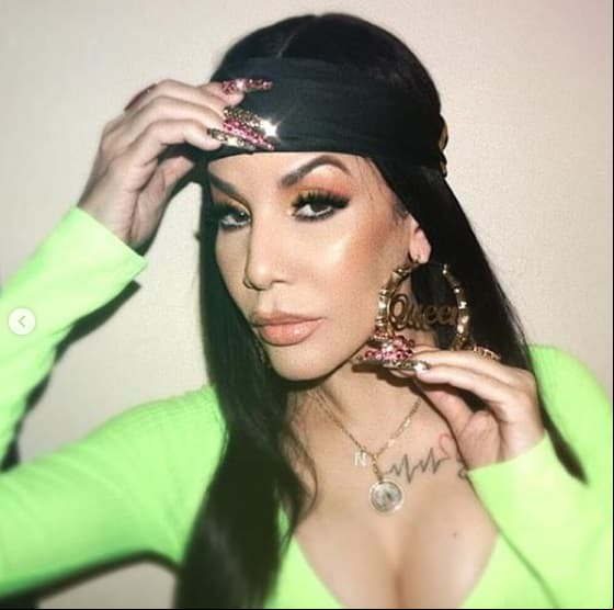 Ivy Queen, una de las máximas representantes femeninas del reggaetón, conocida como la "reina de la música urbana" en su natal Puerto Rico, nunca ha escatimado en unas largas uñas con brillos en tonos brillantes.