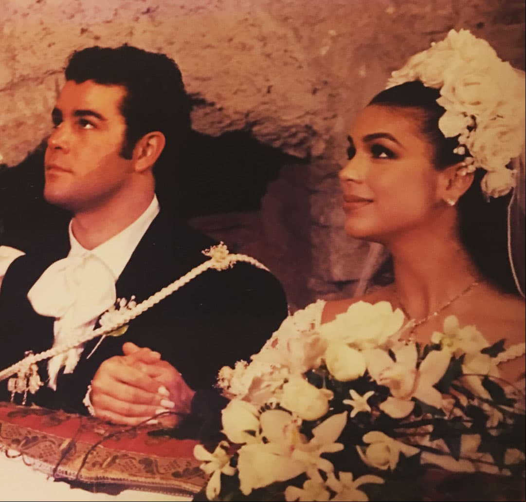 Eduardo Capetillo y Biby Gaytán celebrarán este 2019 sus bodas de plata, la cual podría transmitirse en televisión. “La idea principal es invitar nuevamente a la audiencia que participe en esta renovación de votos. Todo será una sorpresa y nos dará mucho gusto que todos participen en esto y que nos acompañen a celebrar estos 25 años de unión”, expresó el actor al programa Suelta la sopa.