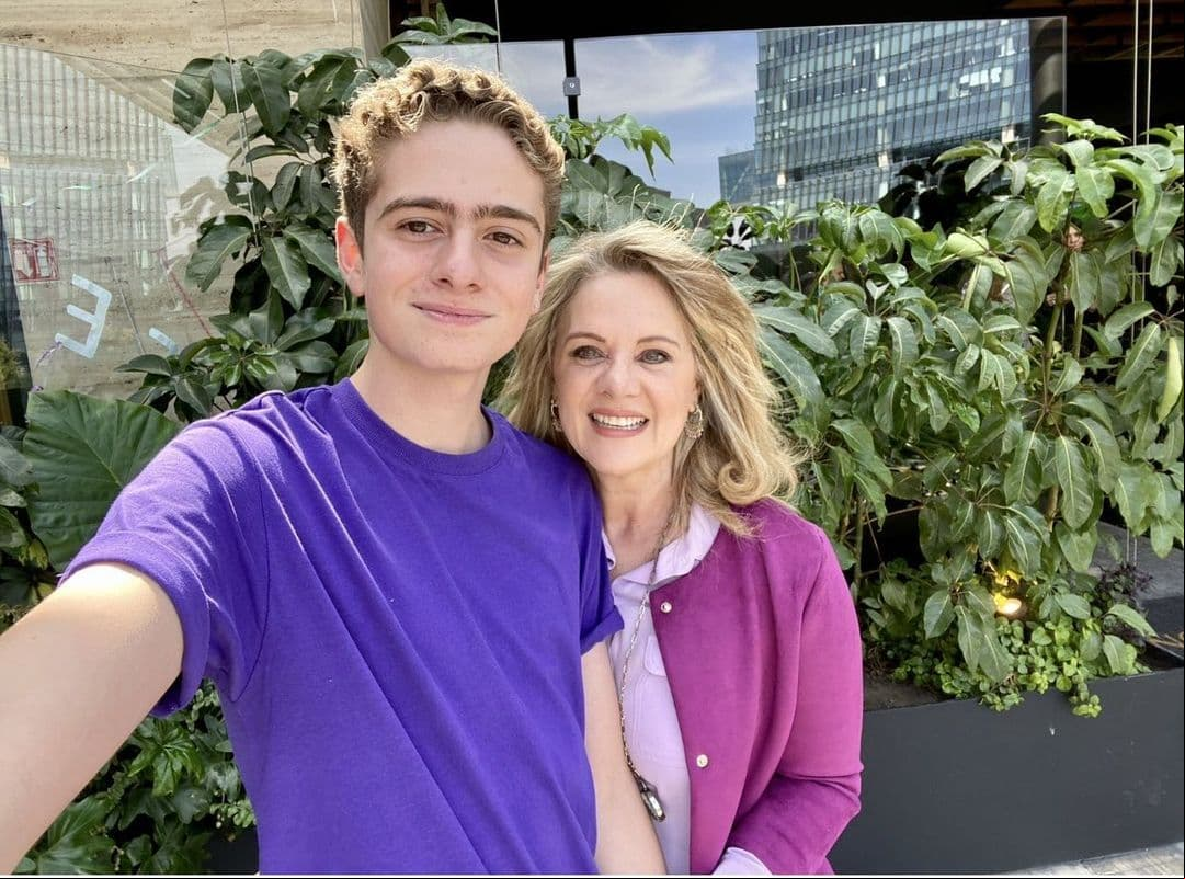 Erika Buenfil dejó boquiabiertos a sus millones de seguidores al compartir fotografías de su juventud, las cuales tomaron relevancia en redes sociales por lucir idéntica a su hijo Nicolás.