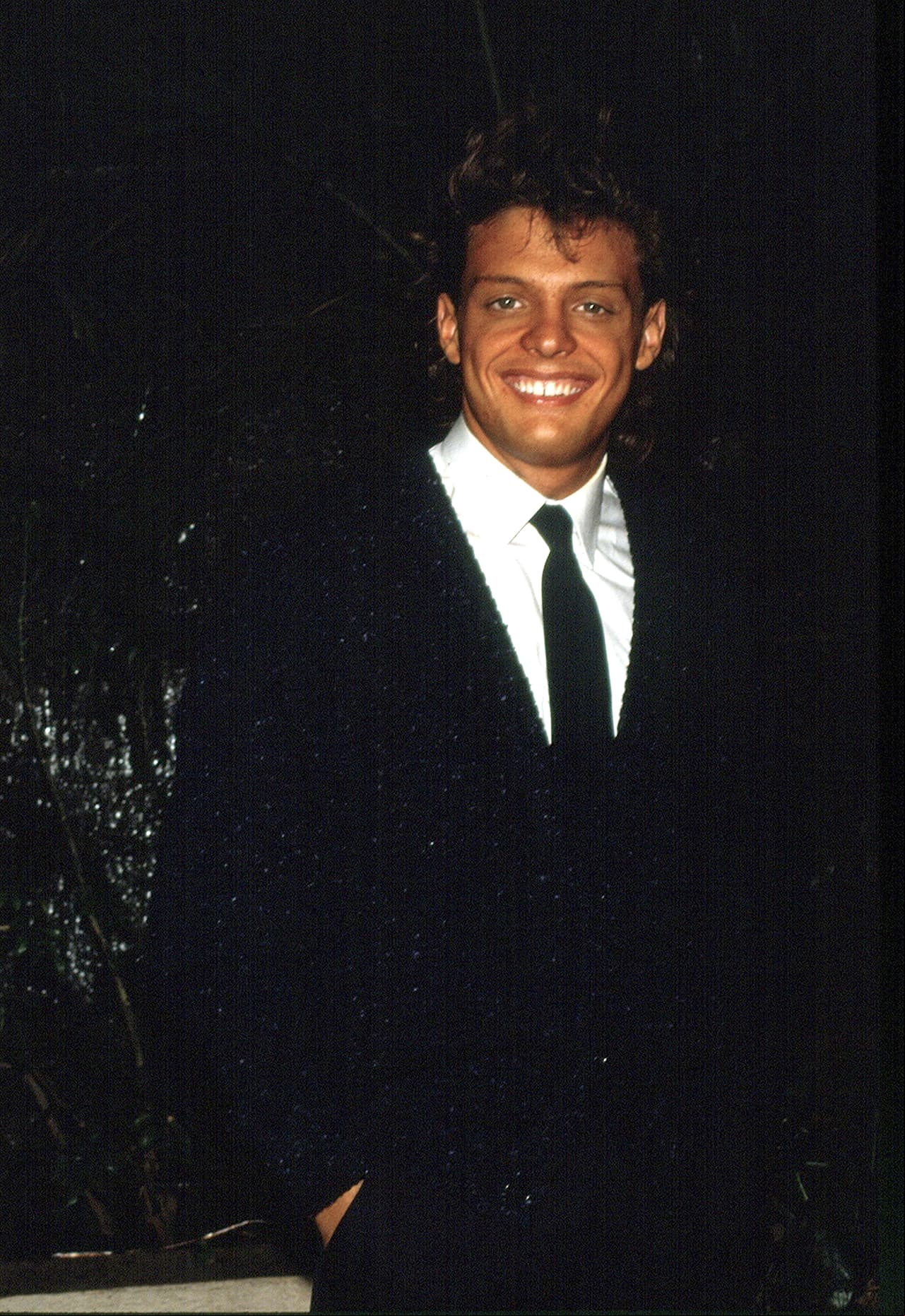 De madre italiana y padre español, Luis Miguel llegó al mundo el 18 de abril de 1970 en San Juan, Puerto Rico. Y, aunque hubo un gran escándalo en la década de 1980 por saberse que el cantante no había nacido en el estado de Veracruz, como se había manejado, el actor sí pudo nacionalizarse mexicano.
