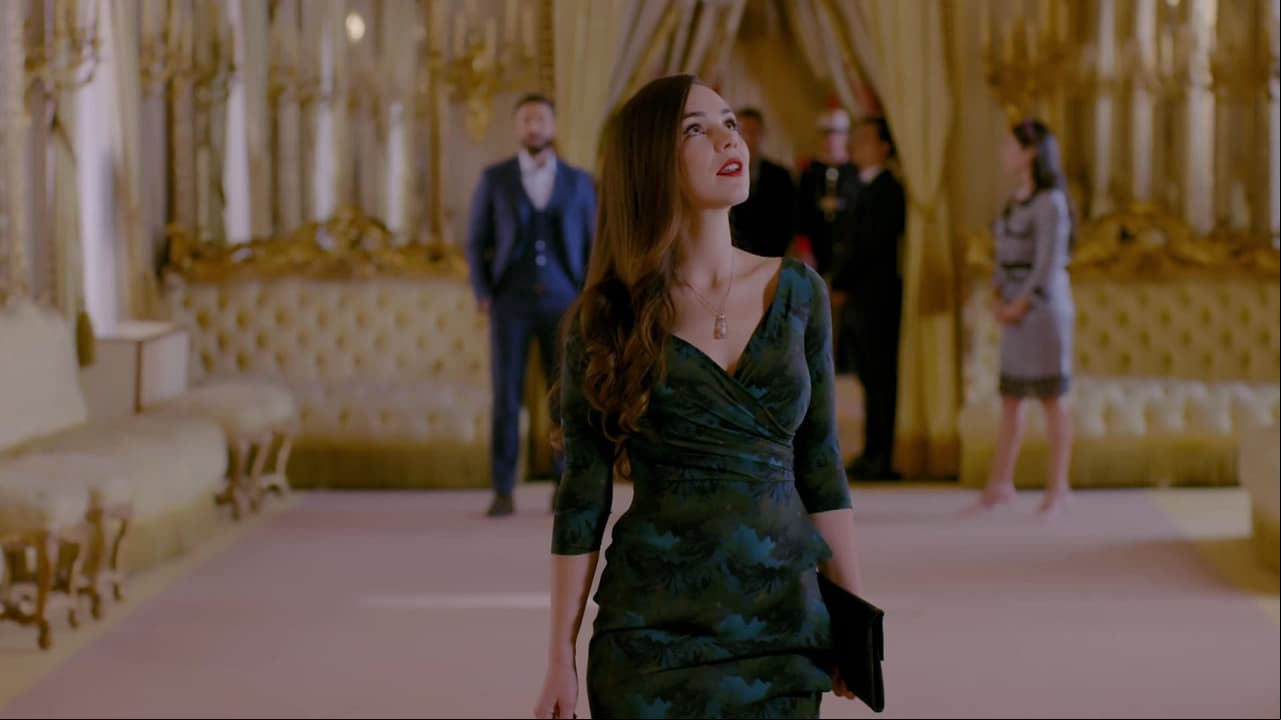 Rubí regresó a España con la intención de formar parte del jet set de la monarquía; sin embargo, no tuvo éxito en manipular al príncipe Eduardo, para que su madre La Reina, la aceptara. Conoce todo lo que hubo detrás de estas escenas que se grabaron en un auténtico palacio.
