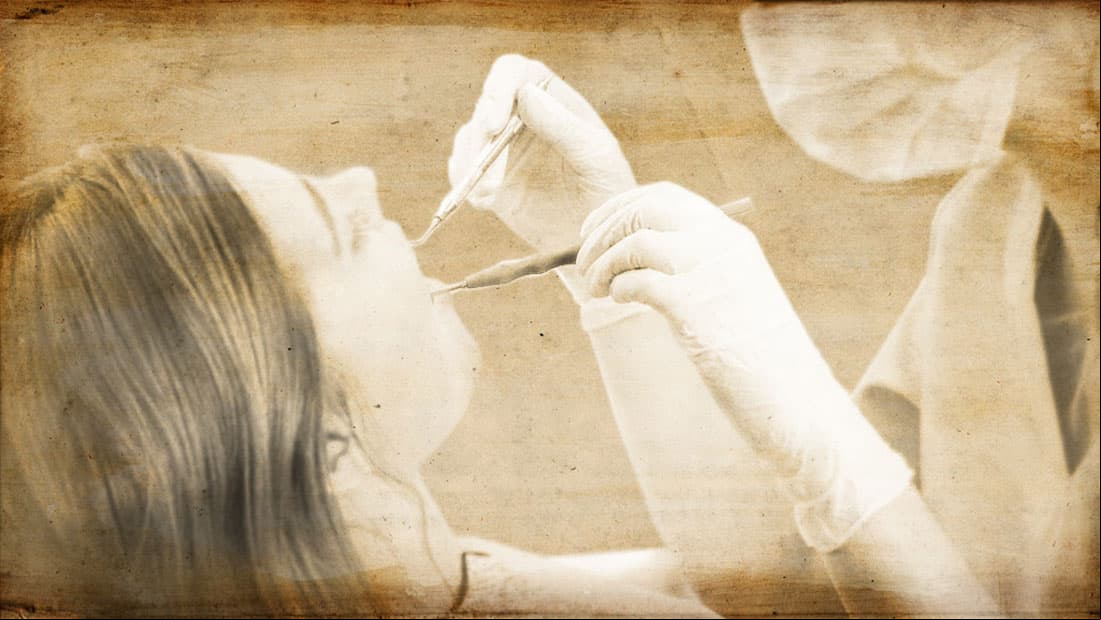 Soñar que un dentista te extrae un diente sugiere que hay un enemigo oculto que está esperando la oportunidad para hacer algo que te perjudique.