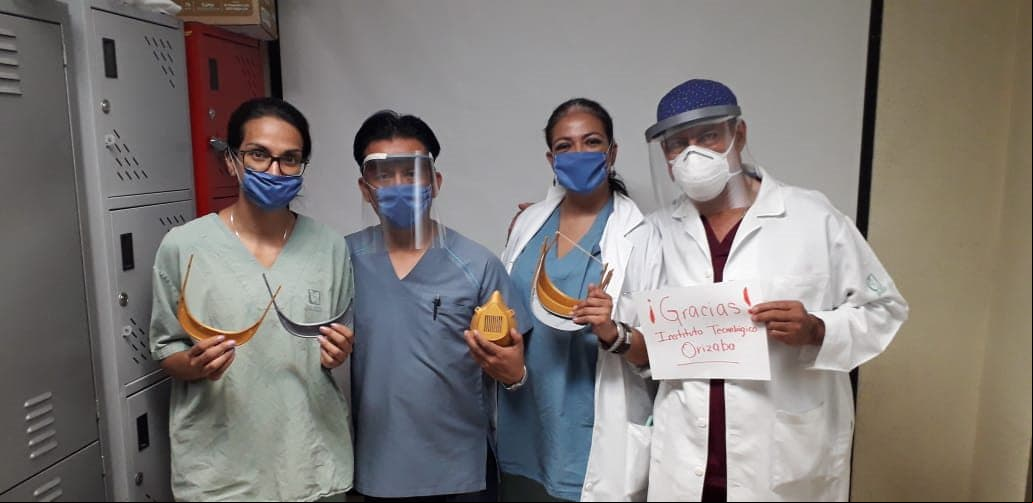 Tal es el caso de estos médicos, quienes agradecen haber recibido mascarillas 3D biodegradables para protegerse del coronavirus durante sus labores heroicas, las cuales fueron desarrolladas por otro héroe sin capa: Salomón Jorge Hernández Bretón, docente del Tecnológico Nacional de México (TecNM), campus Orizaba.