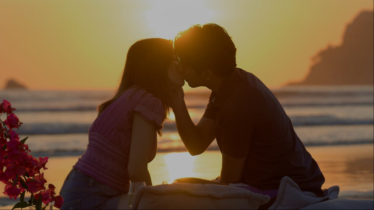 Es tanto su amor que Marena y Gael se dan su primer beso a la orilla del mar.