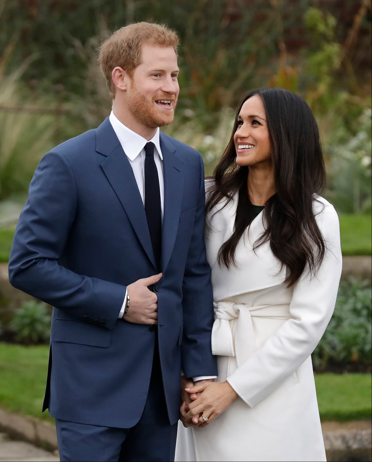 Harry y Meghan posan en el Palacio Kensington para sus fotografías oficiales