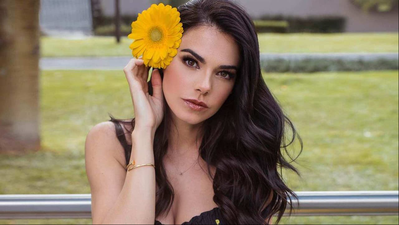 Livia Brito roba suspiros por el arriesgado vestido que lució en los Latin Grammy 2021