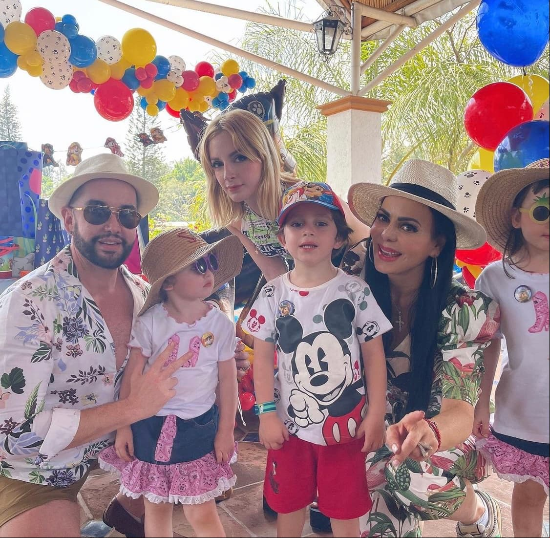Aunque si bien ambos celebraron su día, la fiesta fue adornada con temática infantil para el pequeño José Julián, quien es hijo del cantante y de Ime Garza.
