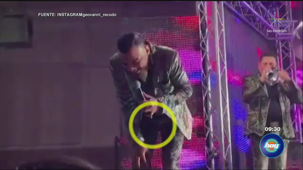 Vocalista de El Recodo recibe golpe bajo en pleno show