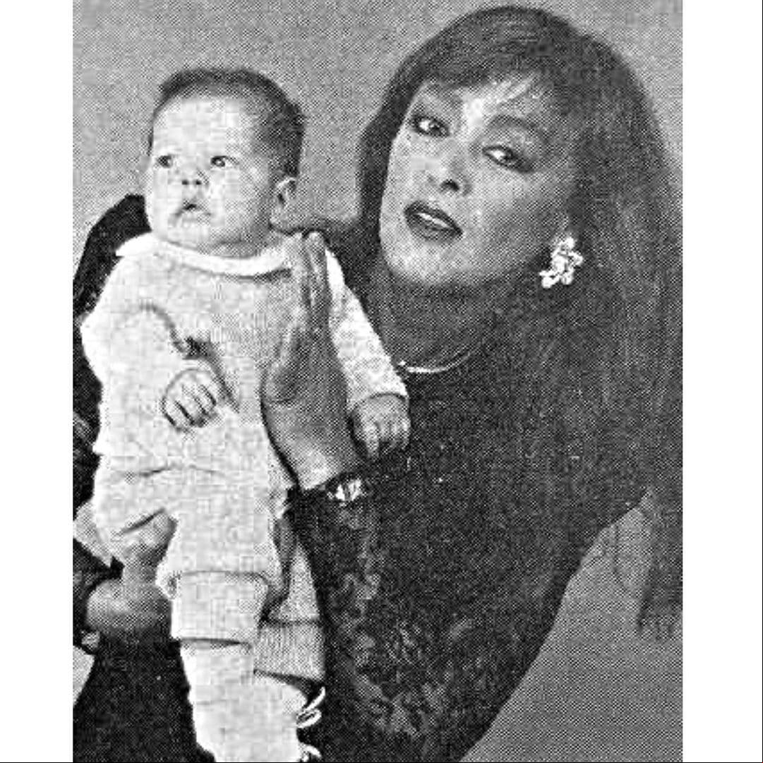 Sylvia Pasquel compartió tres emotivas fotografías de su nieta Michelle Salas y le demostró su cariño.