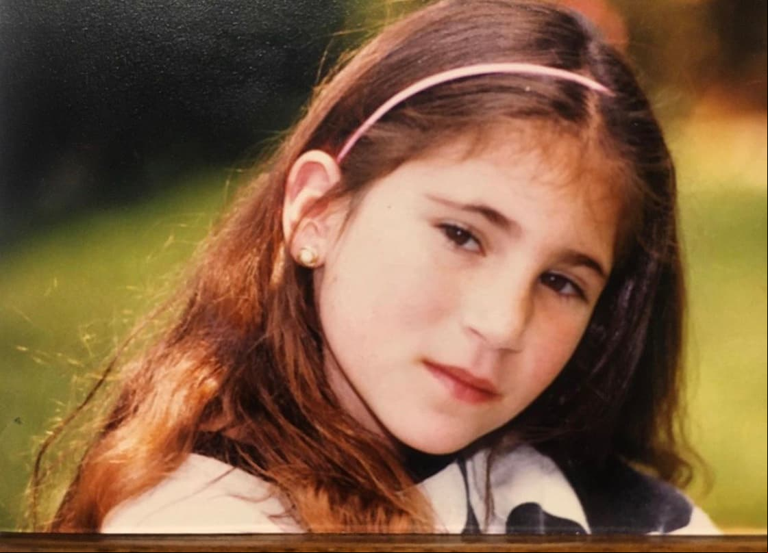 De acuerdo con información de 'The Agency', una agencia de talento, Schmidt comenzó en la actuación cuando era solo una niña, al aparecer en 'Hansel y Gretel' y 'El Mago de Oz', programas televisivos que datan de 1988.
