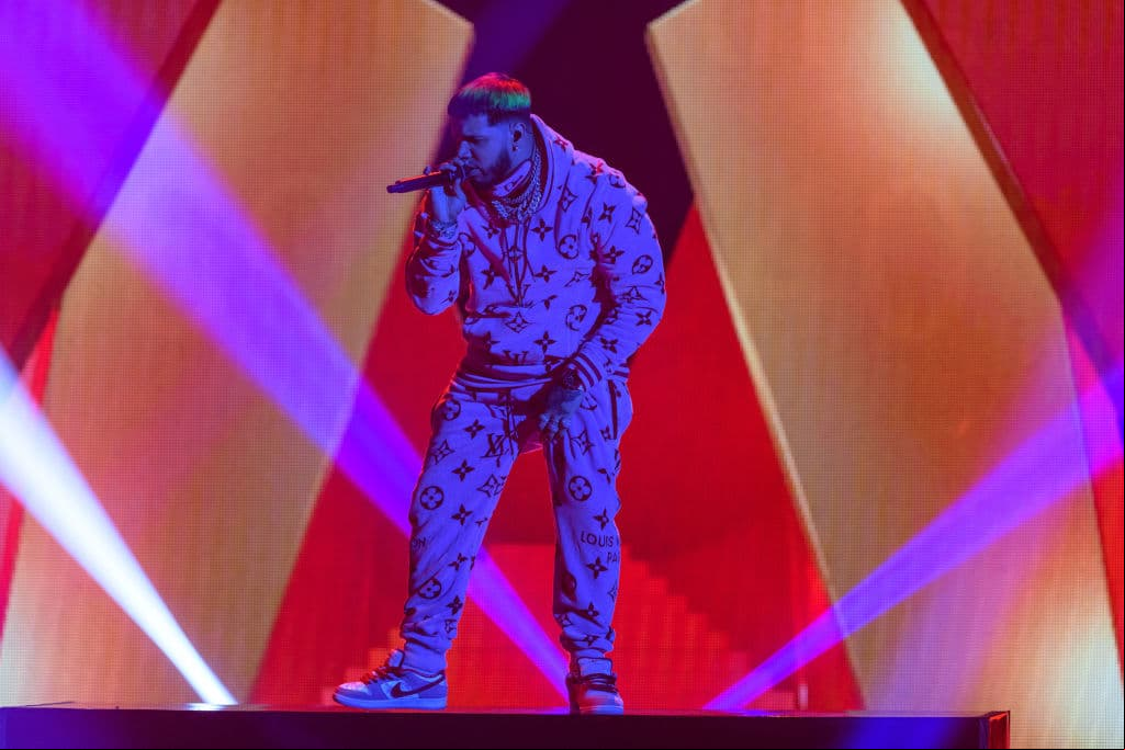 Anuel AA fue uno de los cantantes que conquistaron al público al presentarse con sus más grandes éxitos en el escenario del Hard Rock Hotel, de Florida.