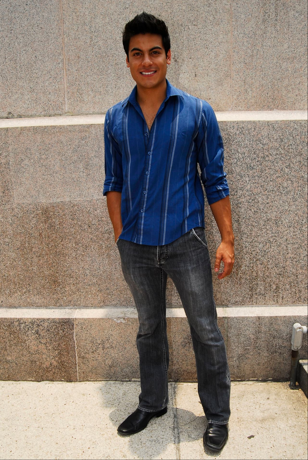 En 2005, Carlos Rivera firmó con la disquera Sony Music, y mientras preparaba su primer material discográfico, interpretó el tema 'Y Si Tu Supieras', el cual se incluyó en la película ‘Mar De Sueños’, que recibió una nominación en Diosa de Plata, en la categoría Mejor Canción de Cine.
