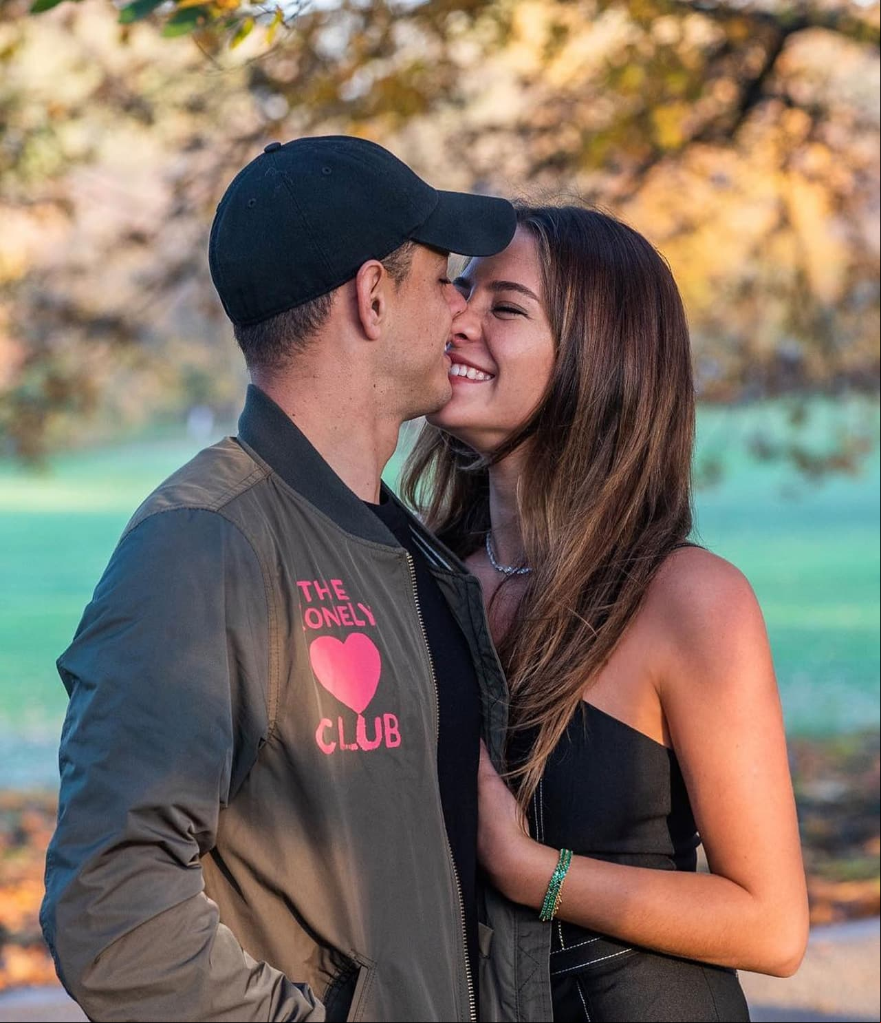 Novia de 'Chicharito' Hernández presume su ultrasonido