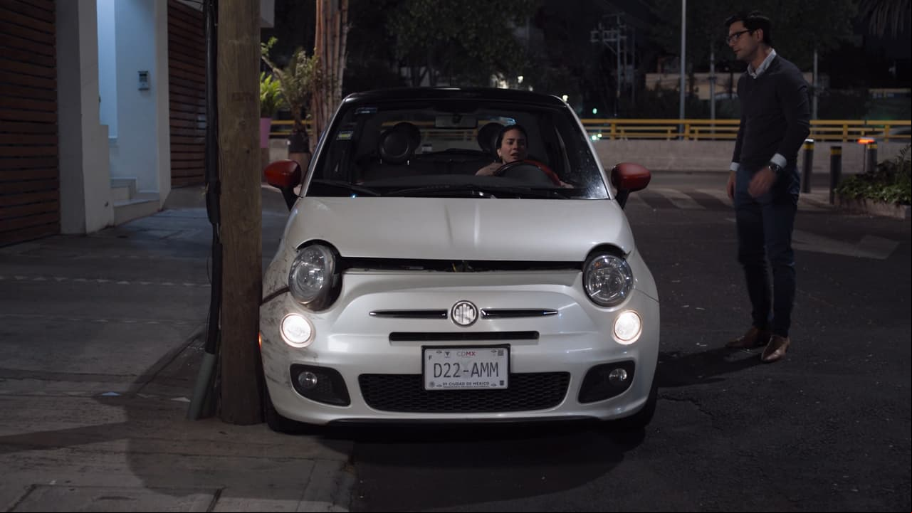 En el trayecto ‘Gabriela’ se pone impertinente y logra quitar a ‘Samuel’ para que pueda manejar, situación que se convierte en algo desafortunado porque choca su automóvil. Pese a esto, el joven logra que su jefa llegue a salvo a casa.