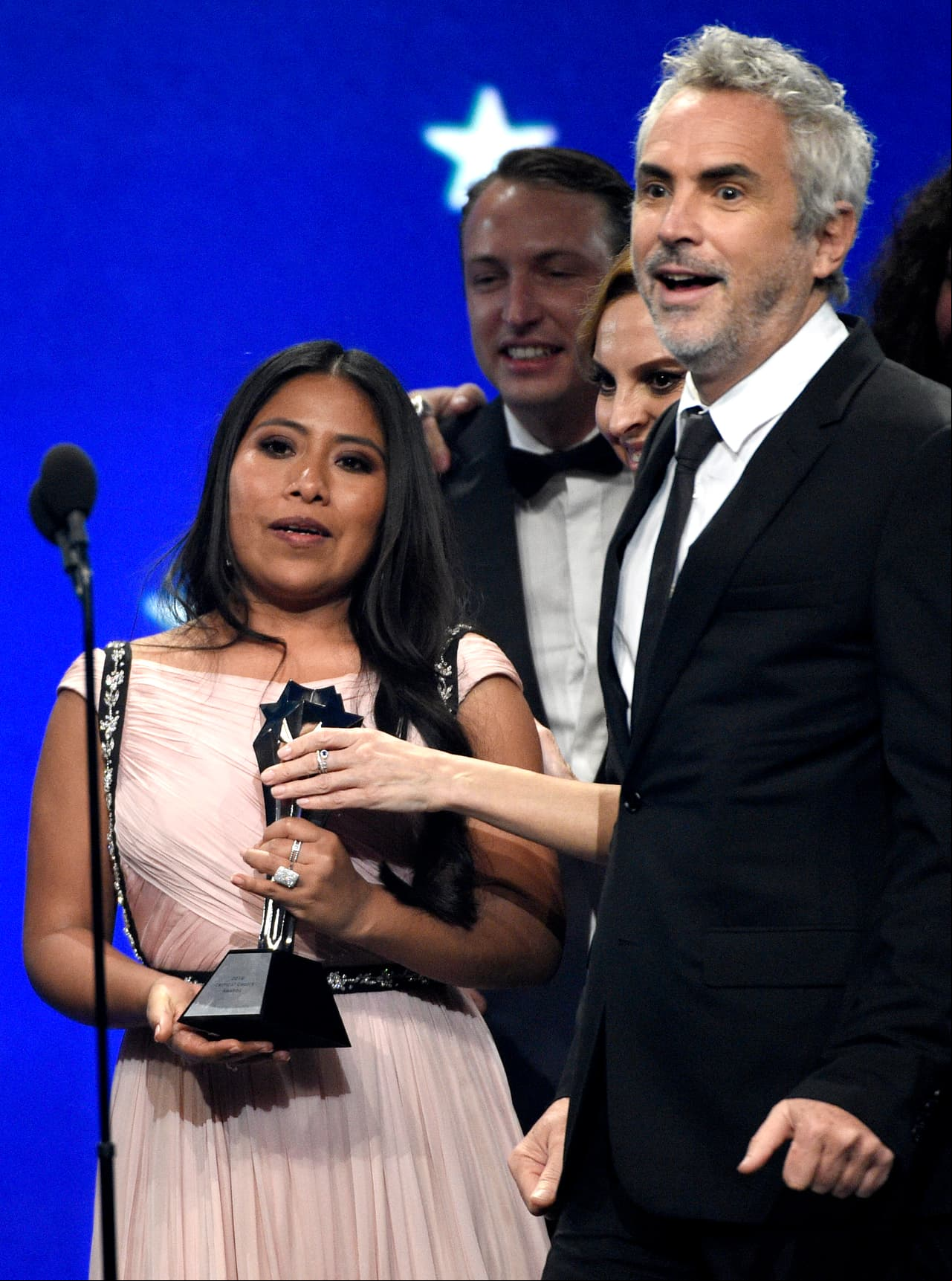 La protagonista de la cinta mexicana Roma, desfiló por la Alfombra Azul del teatro The Barker Hangar en Santa Mónica, California.
