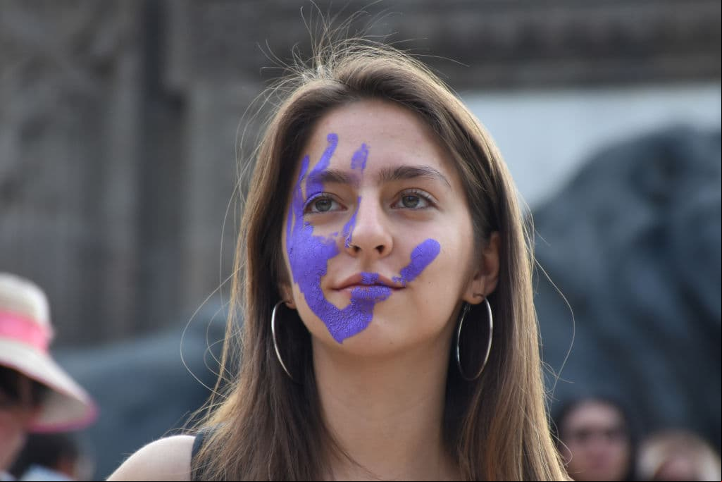 Por segundo año consecutivo y pese a la pandemia por Covid-19, la convocatoria de #UnDíaSinNosotras regresa para incentivar un paro nacional de mujeres el próximo 9 de marzo para protestar contra la violencia de género y los feminicidios que azotan al país. Y no es para menos si tomamos en cuenta que diariamente, 10 mujeres son asesinadas en México.
