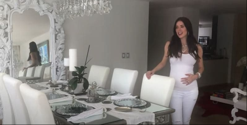 Las sillas son también del mismo color que combinan con el enorme espejo y la lámpara de cristales: "Me encanta que se vea un departamento súper femenino".