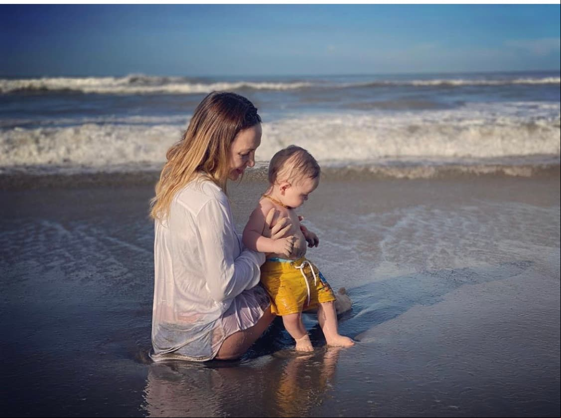 "Conocer el mar, platicarte de los que nos cuidan desde el cielo, descubrir un mundo nuevo contigo 🙏🏻gracias. 💙 #baby Emiliano #babydarling #mamafeliz. Esperando a papá ❤️!", fue otro de los mensajes que dedicó Zaba al menor, quien ya comienza gatear y mantenerse de pie con ayuda de sus padres.