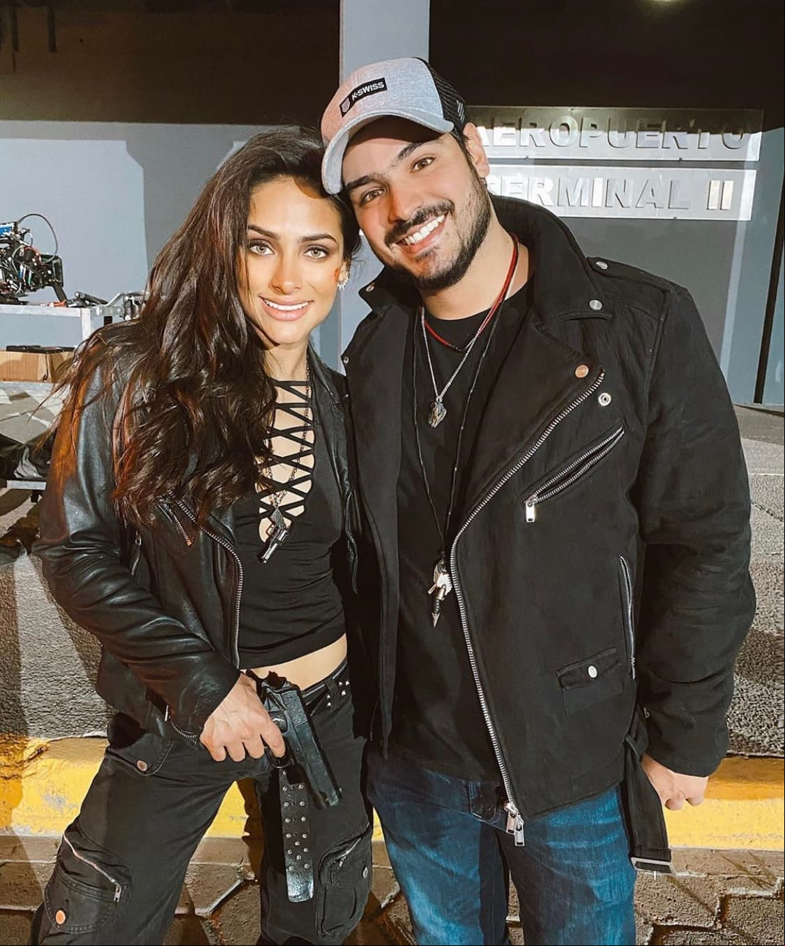 Héctor es el hermano de Renata y al lado de su mamá crecieron en una familia muy unida.