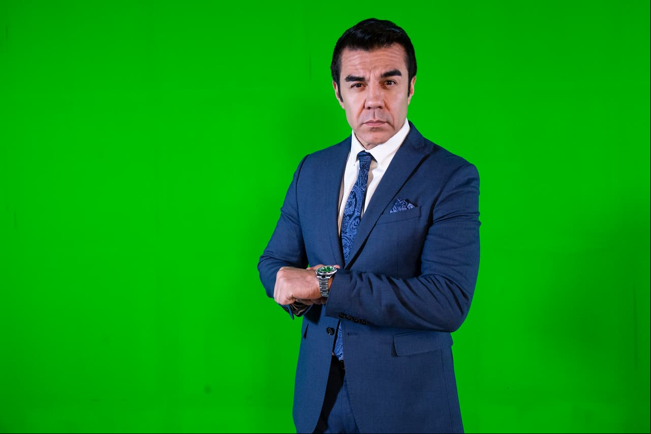 Y "Ricardo", un hombre culto, refinado, inteligente, pero poco creativo y nada detallista. Habla poco y de manera muy propia, con palabras poco comunes.