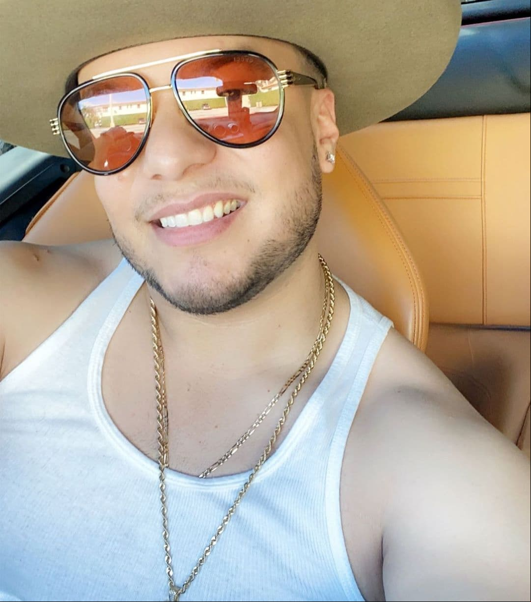 Posteriormente, Lorenzo utilizó sus redes sociales para revelar que dicha situación solo le incumbe a su esposa y a él. “Quiero hablar con ustedes sobre algo que no siento que debería dar una explicación, ni debería platicar de, ni comentar de lo que se llama mi vida personal y mi matrimonio, pero estoy viviendo ciertas cosas, ciertas personas, páginas o menos que están comentando cosas que no son ciertas. Primero que nada, si no saben la verdad de las cosas, mejor no comenten”.