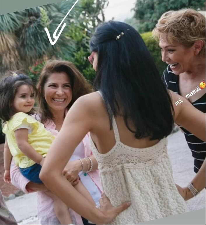 Fruto de su relación nació su hija mayor Aislinn Derbez; pero, al poco tiempo de que se convirtió en mamá, la pareja decidió separarse.