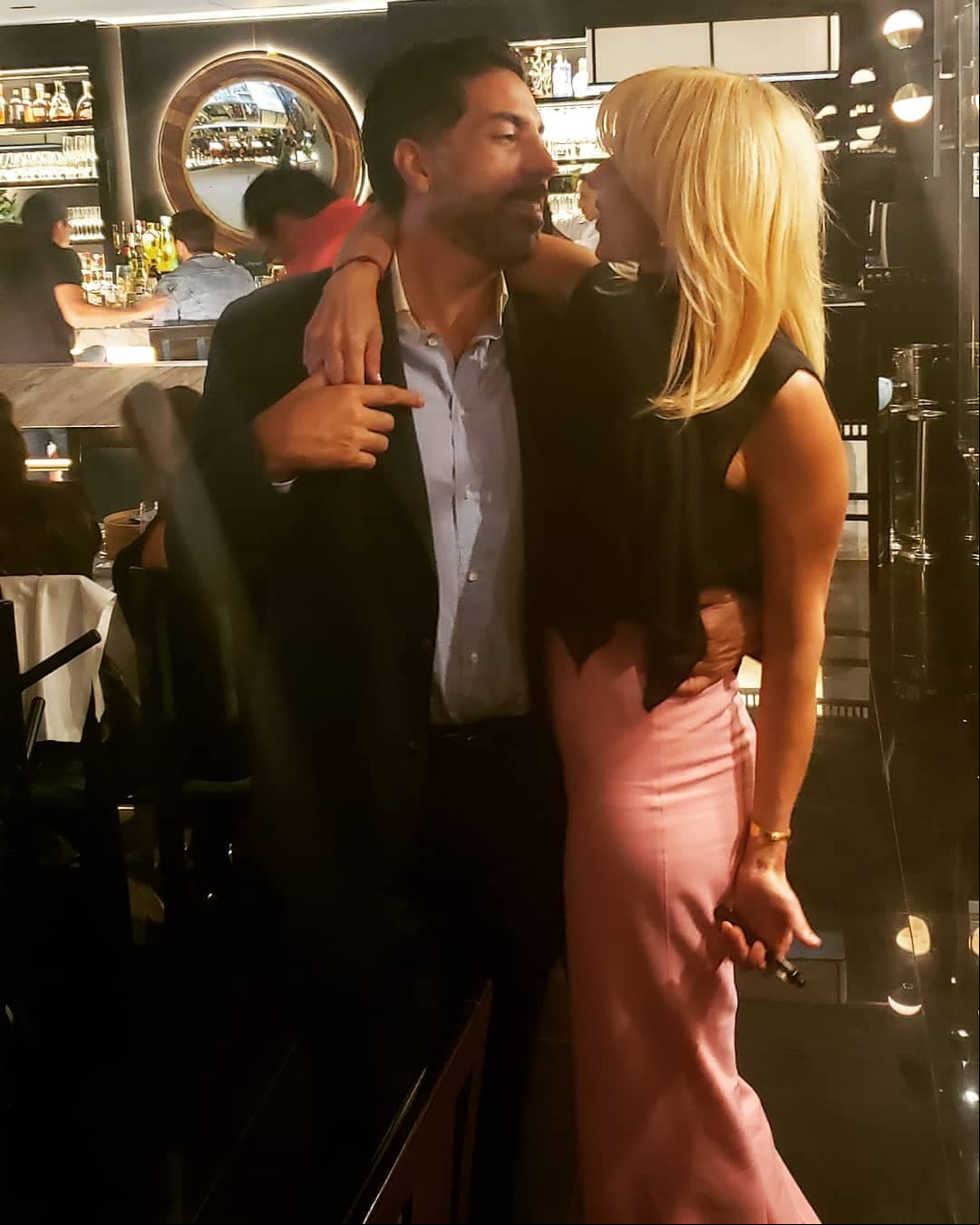 En Instagram, donde no pierde oportunidad para compartir fotografías junto a su esposo, se describe como una promotora del amor y cuenta con más de 14 mil seguidores.